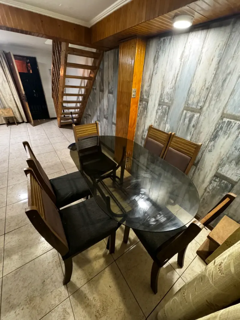 Juego de comedor con mesa de vidrio y sillas de madera - 1