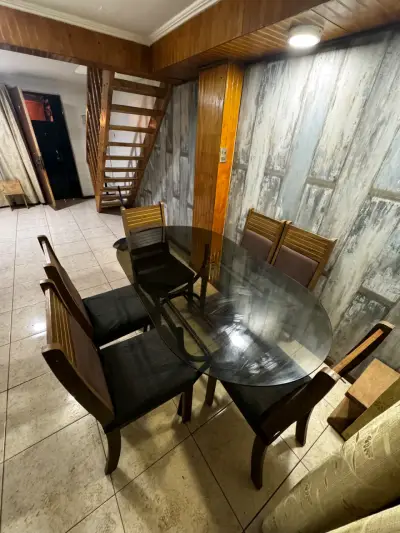 Juego de comedor con mesa de vidrio y sillas de madera - miniatura 1