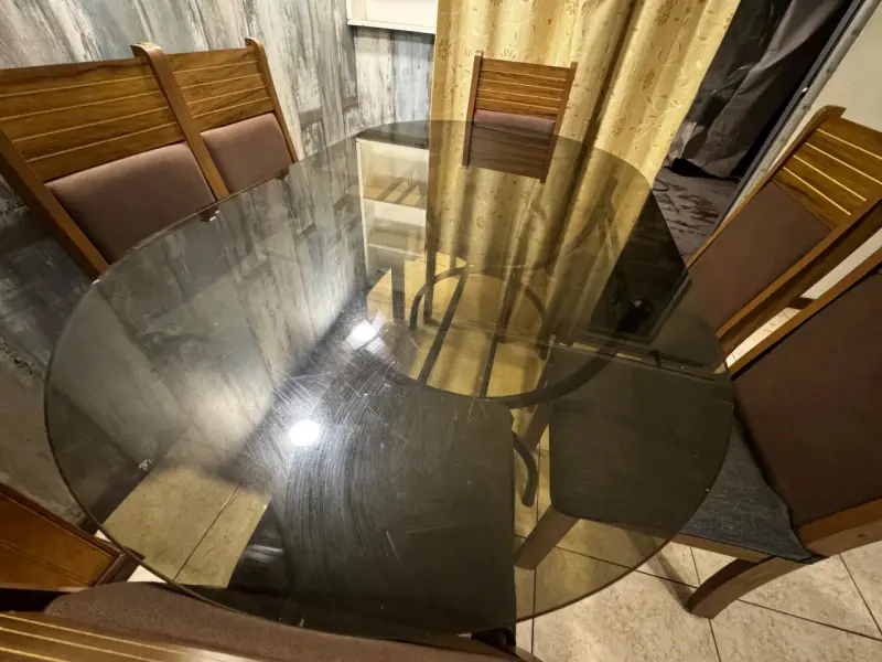 Juego de comedor con mesa de vidrio y sillas de madera - 4