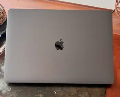 MacBook Pro 16 pulgadas en buen estado - miniatura 3