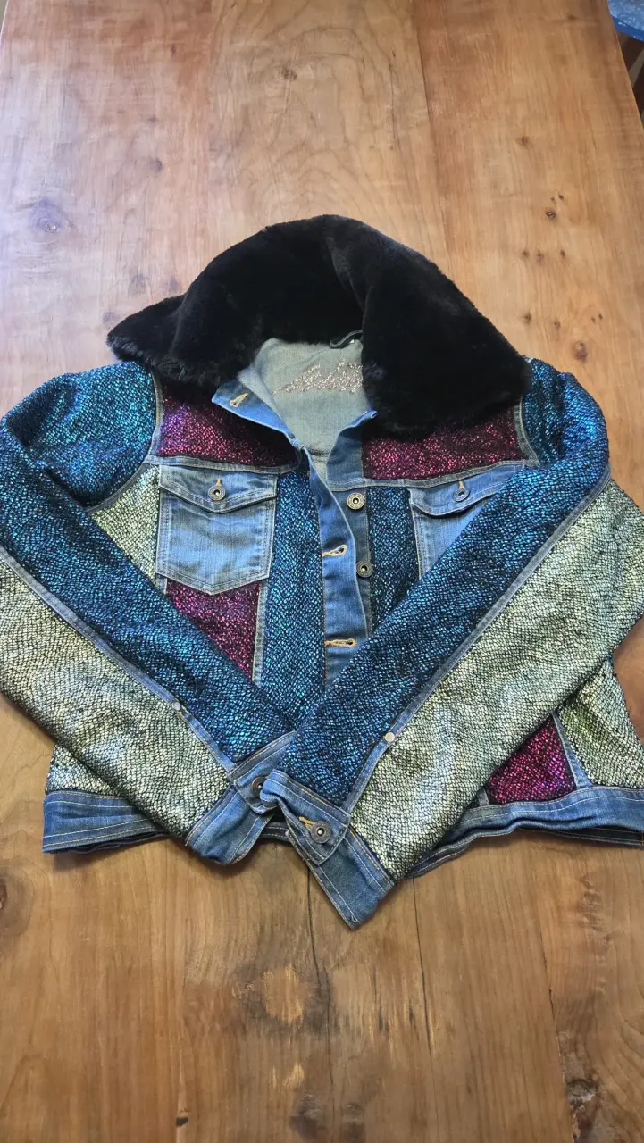 Chaqueta de mezclilla detalles multicolor