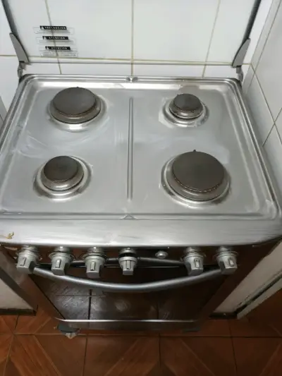 Cocina a gas de 4 quemadores en buen estado - miniatura 1