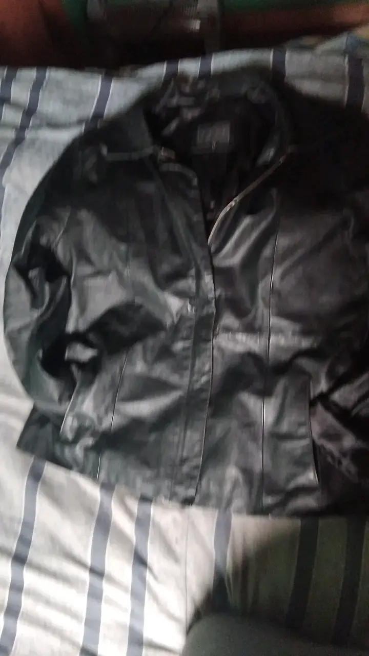 Chaqueta de cuero negra para mujer