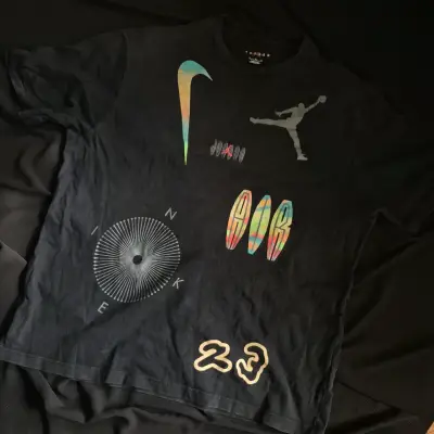 Polera Nike Jordan negra con estampado colorido - miniatura 1