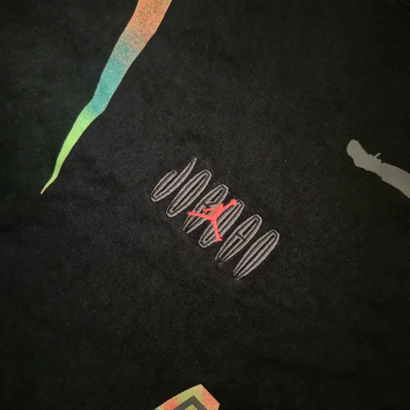 Polera Nike Jordan negra con estampado colorido - 2
