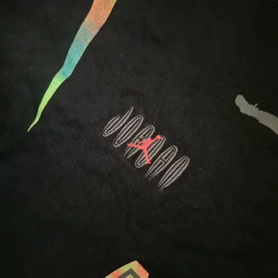 Polera Nike Jordan negra con estampado colorido - miniatura 2