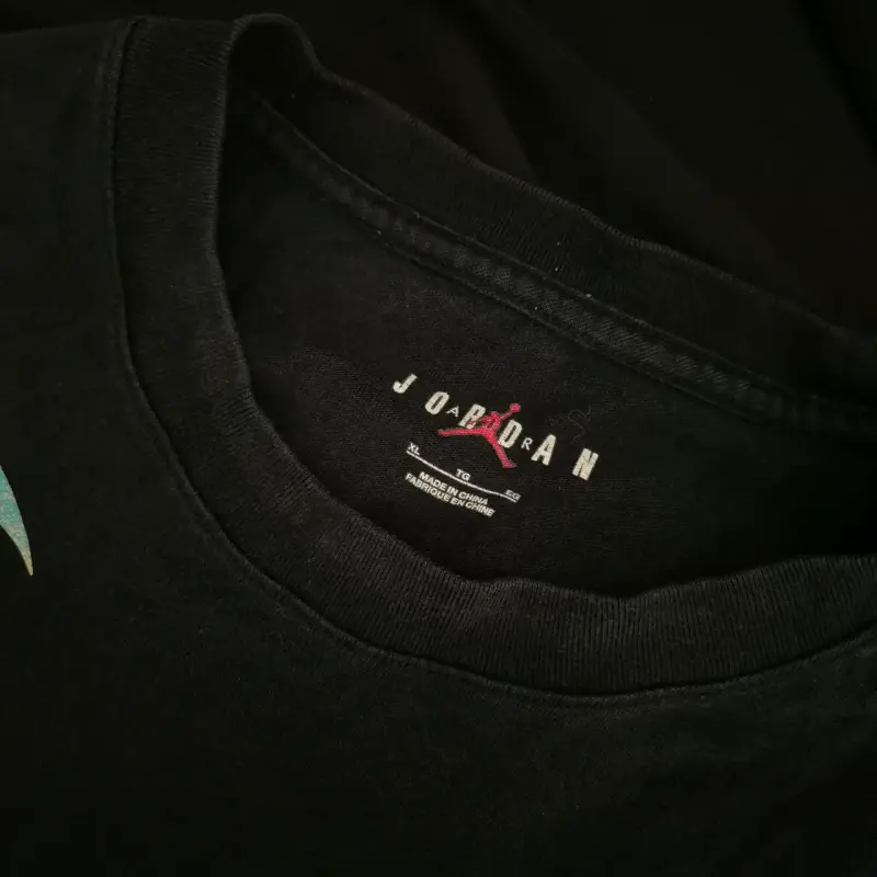 Polera Nike Jordan negra con estampado colorido - 3