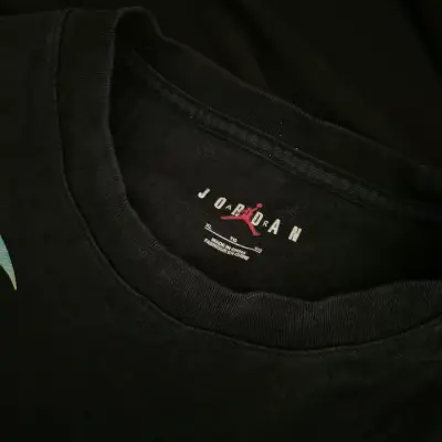 Polera Nike Jordan negra con estampado colorido - miniatura 3