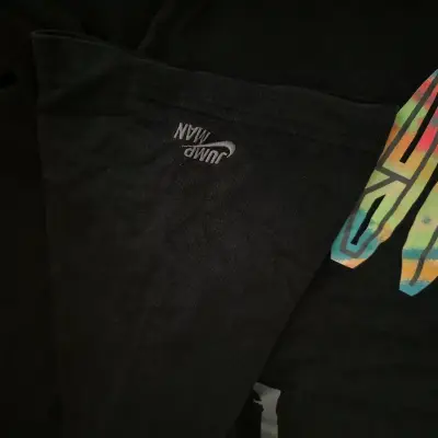 Polera Nike Jordan negra con estampado colorido - miniatura 4