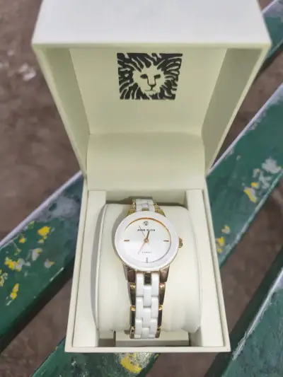 Reloj Anne Klein para mujer con pulsera blanca - miniatura 2