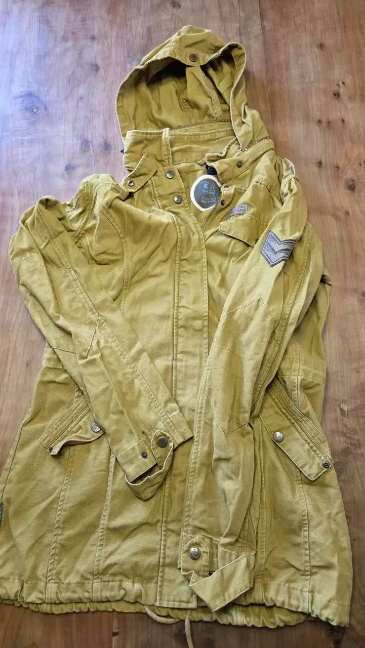 Parka Haka Honu para mujer color mostaza.