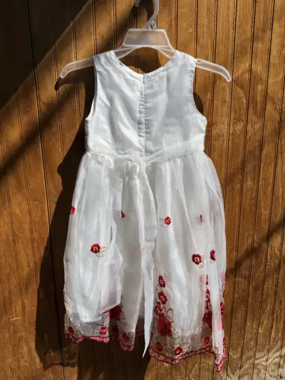 Vestido de niña blanco con flores rojas - miniatura 3