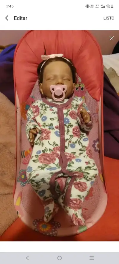 Muñeca Reborn Realista con Chupete y Ropa Floral - miniatura 1