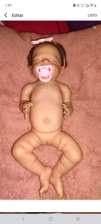 Muñeca Reborn Realista con Chupete y Ropa Floral - miniatura 2