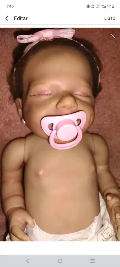 Muñeca Reborn Realista con Chupete y Ropa Floral - miniatura 3