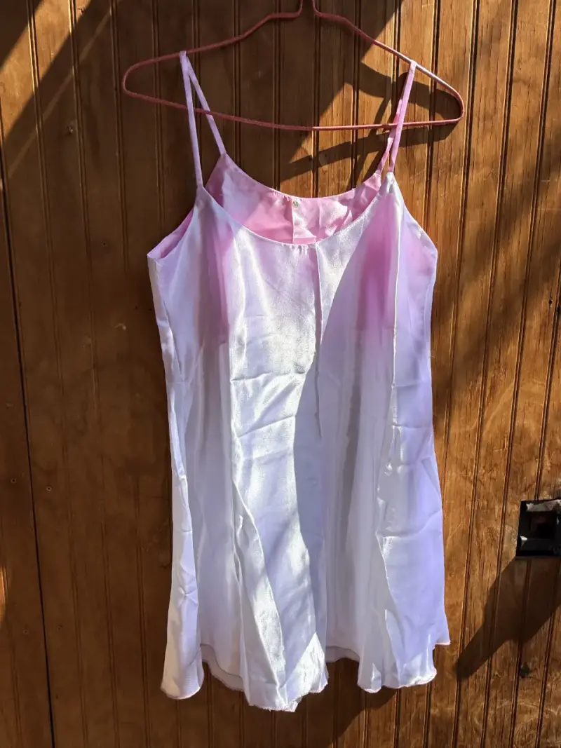 Conjunto de camisón y bata de satén blanco y rosa - 1
