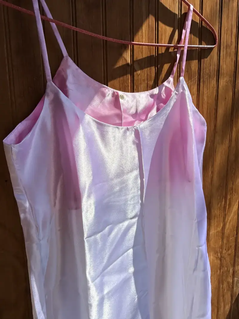 Conjunto de camisón y bata de satén blanco y rosa - 2