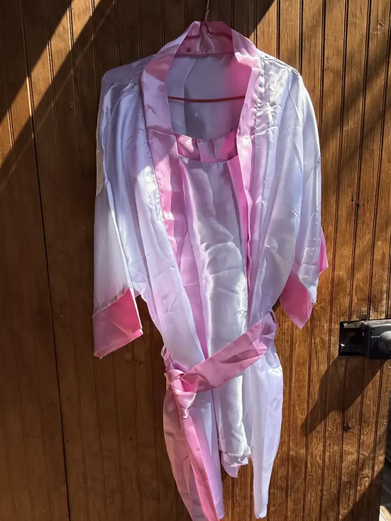 Conjunto de camisón y bata de satén blanco y rosa - 3