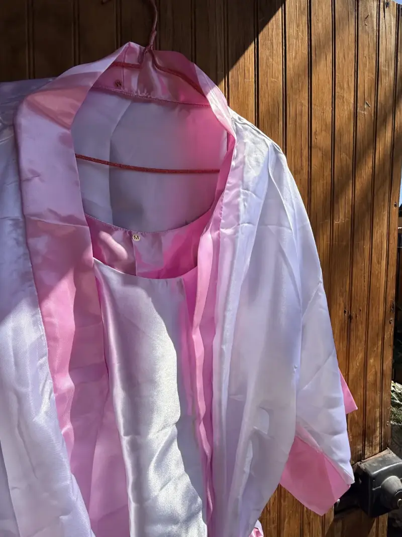 Conjunto de camisón y bata de satén blanco y rosa - 4