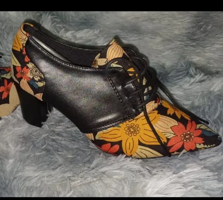 Zapatos de tacón con diseño floral - 1