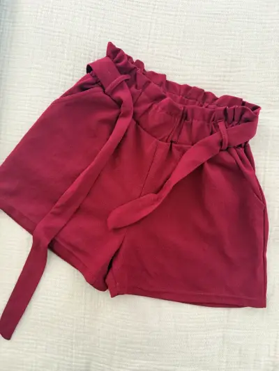 Shorts burdeo con cinturón para mujer - miniatura 1