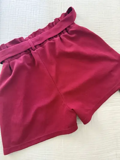 Shorts burdeo con cinturón para mujer - miniatura 2
