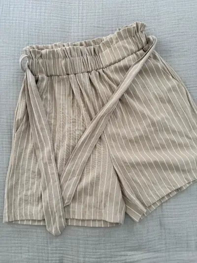 Shorts beige a rayas para mujer Mango - miniatura 1