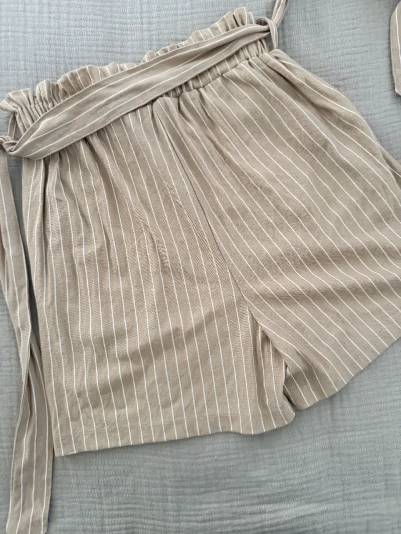 Shorts beige a rayas para mujer Mango - 2