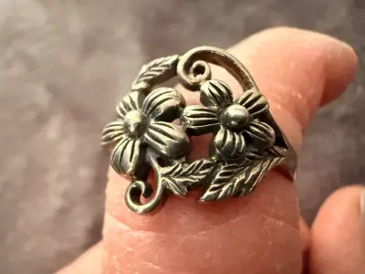 Anillo de plata con diseño floral vintage - miniatura 1