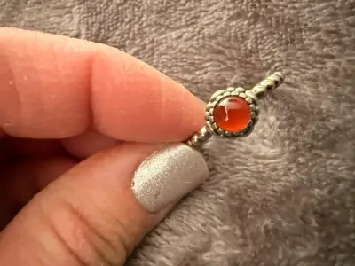 Anillo de plata con piedra roja - miniatura 1
