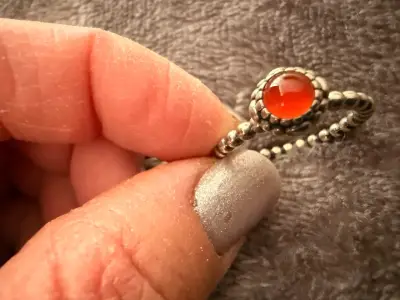 Anillo de plata con piedra roja - miniatura 2