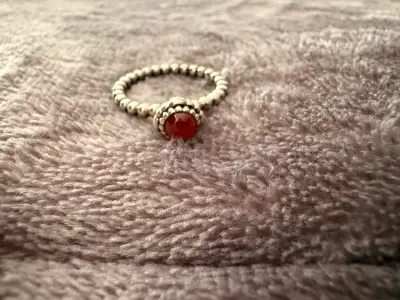 Anillo de plata con piedra roja - miniatura 4