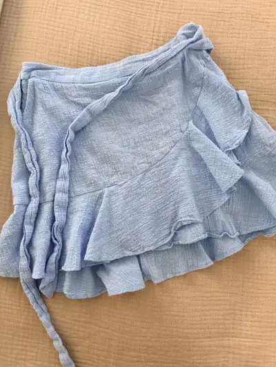 Falda corta azul con volantes 100% algodón - miniatura 1