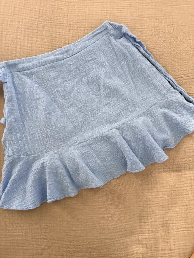 Falda corta azul con volantes 100% algodón - 2