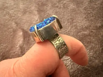 Anillo de plata con piedra azul brillante - miniatura 3