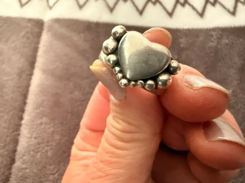 Anillo de plata con diseño de corazón - 1