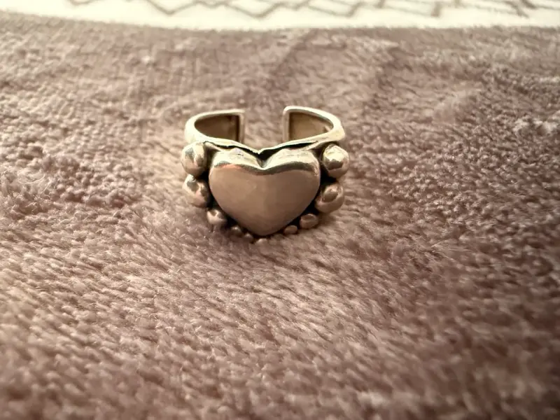 Anillo de plata con diseño de corazón - 2