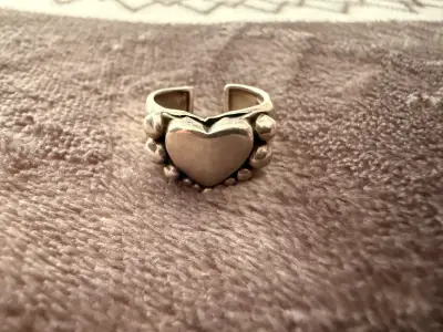 Anillo de plata con diseño de corazón - miniatura 2
