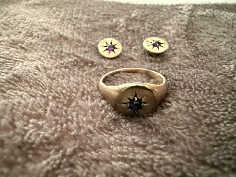 Anillo y aretes de oro con piedra morada - 1