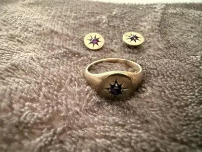 Anillo y aretes de oro con piedra morada - miniatura 1
