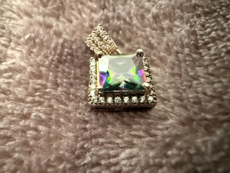 Colgante de cristal cuadrado con brillo iridiscente - 1