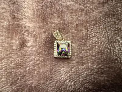 Colgante de cristal cuadrado con brillo iridiscente - miniatura 2