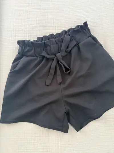 Shorts negros con cintura elástica para mujer - miniatura 1