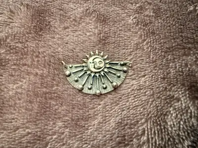 Broche de metal con diseño de sol y luna - miniatura 1