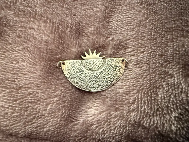 Broche de metal con diseño de sol y luna - 2