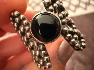 Anillo de plata con piedra negra elegante - miniatura 1