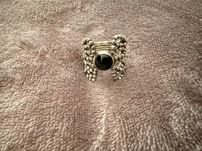 Anillo de plata con piedra negra elegante - miniatura 2