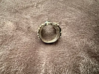 Anillo de plata con piedra negra elegante - miniatura 3