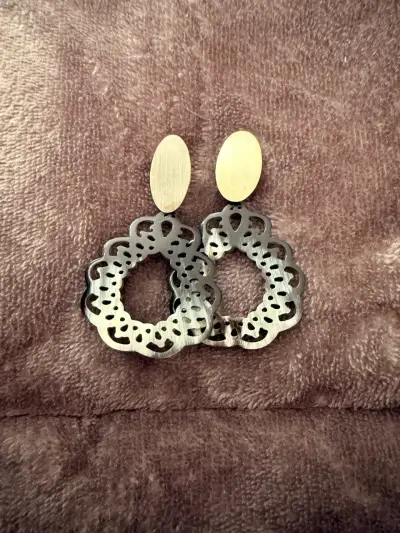 Aros colgantes de metal dorado y plateado - miniatura 1