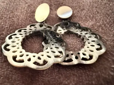 Aros colgantes de metal dorado y plateado - miniatura 2